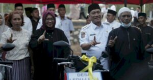 Penyerahan bantuan kendaraan bagi petugas keagamaan Wasuponda dalam berita Lutim peringatan Maulid Nabi