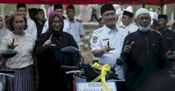 Penyerahan bantuan kendaraan bagi petugas keagamaan Wasuponda dalam berita Lutim peringatan Maulid Nabi