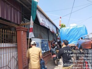 Petugas Bapenda dan Satpol PP Luwu Timur menertibkan reklame dalam berita lutim