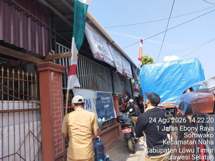 Petugas Bapenda dan Satpol PP Luwu Timur menertibkan reklame dalam berita lutim
