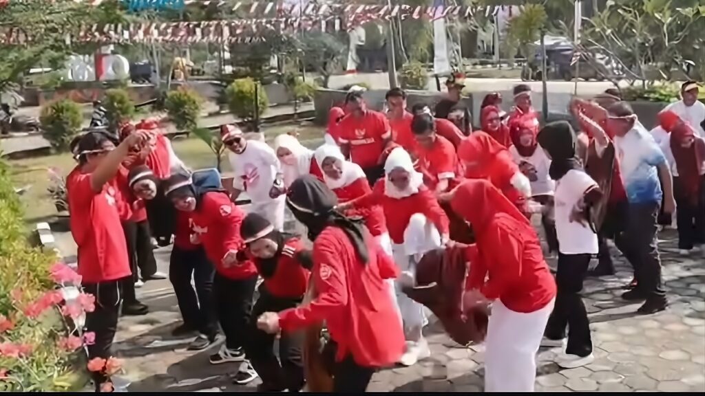 Pegawai Disdikbud Luwu Timur mengikuti lomba peringatan HUT RI ke-81