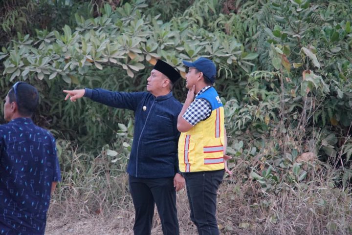 Bupati Luwu Timur meninjau Jalan Poros Mahalona Raya di Desa Libukan Mandiri pada berita Lutim infrastruktur