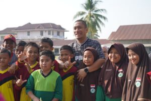 Warga dan pelajar mengikuti kegiatan Sabtu Sehat Juara di Lapangan Kecamatan Tomoni, berita luwu timur terbaru