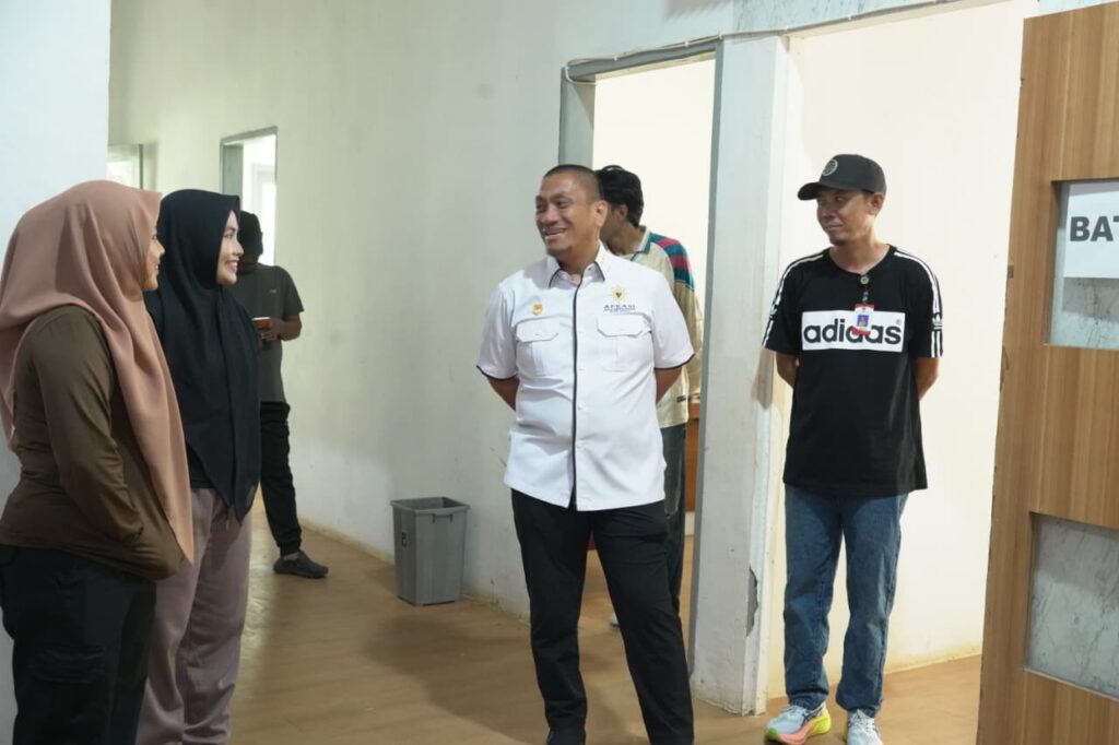 Bupati Luwu Timur Irwan Bachri Syam berdialog dengan staf saat sidak kantor PBJ Setda di Malili, kabar luwu timur hari ini