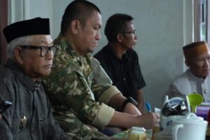 Bupati Luwu Timur berdialog dengan warga Desa Sorowako saat blusukan