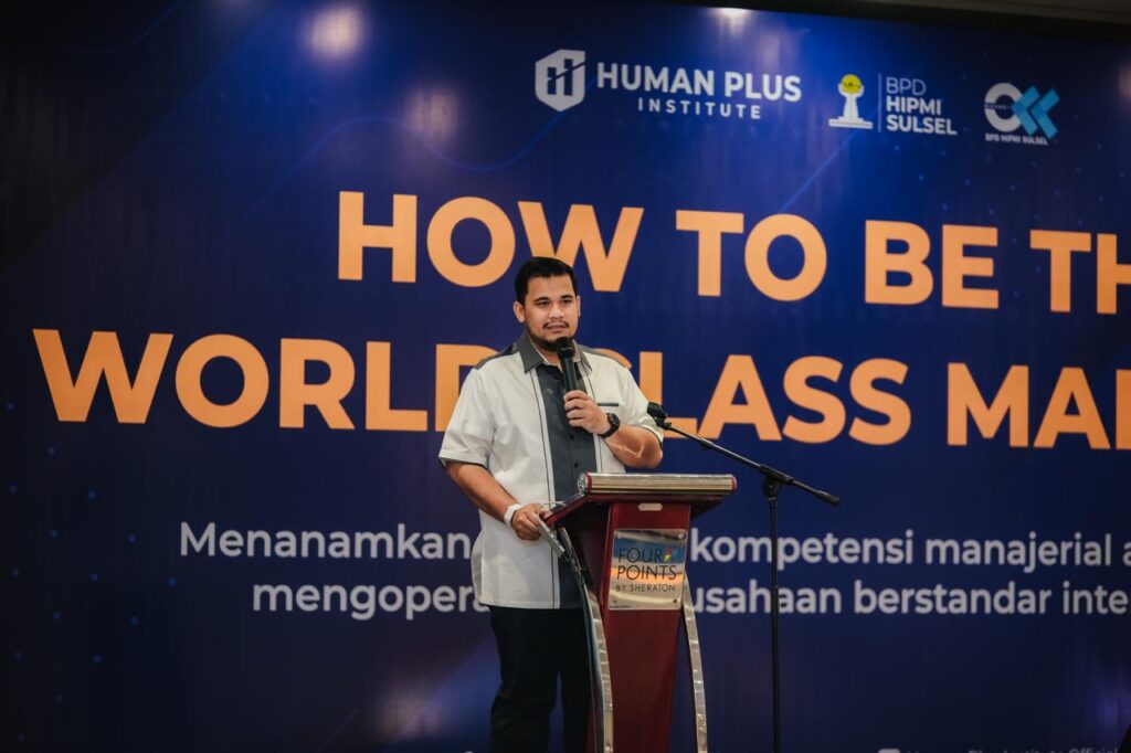 Ketua Umum BPD HIPMI Sulawesi Selatan Andi Amar Ma’ruf Sulaiman menyerahkan cenderamata kepada Coach Armala pada program kaderisasi kepemimpinan di Makassar, Senin (28/9/2026).
