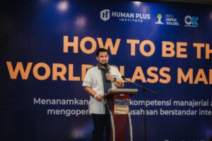Ketua Umum BPD HIPMI Sulawesi Selatan Andi Amar Ma’ruf Sulaiman menyerahkan cenderamata kepada Coach Armala pada program kaderisasi kepemimpinan di Makassar, Senin (28/9/2026).