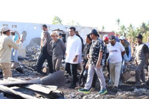Anggota DPR RI Komisi III Fraksi Gerindra, Andi Amar Ma’ruf Sulaiman, menyerahkan bantuan kepada warga terdampak kebakaran di Kabupaten Bone, Sulawesi Selatan.