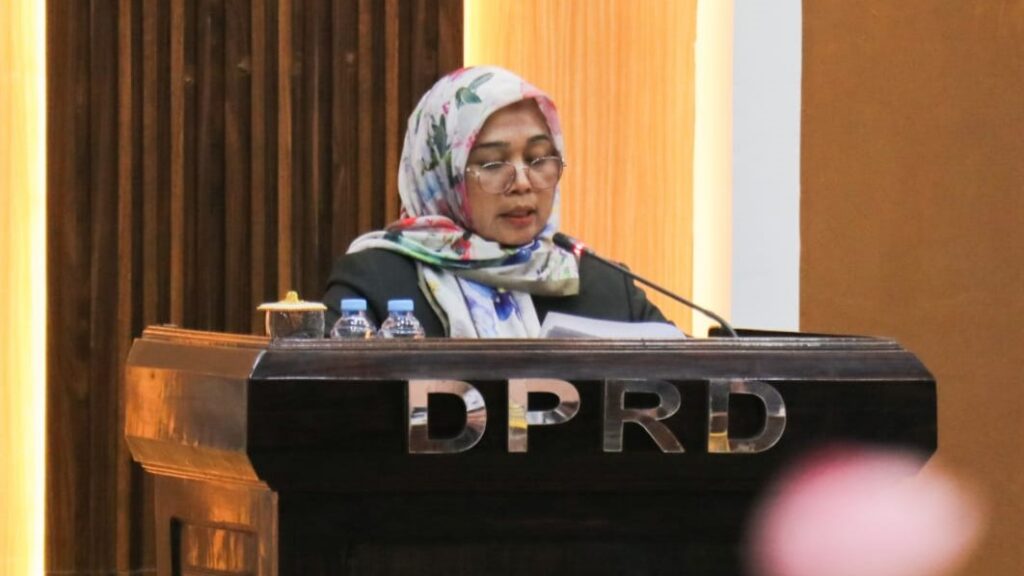 Juru bicara Fraksi NasDem DPRD Luwu Timur menyampaikan pendapat akhir dalam rapat paripurna APBD Perubahan 2026