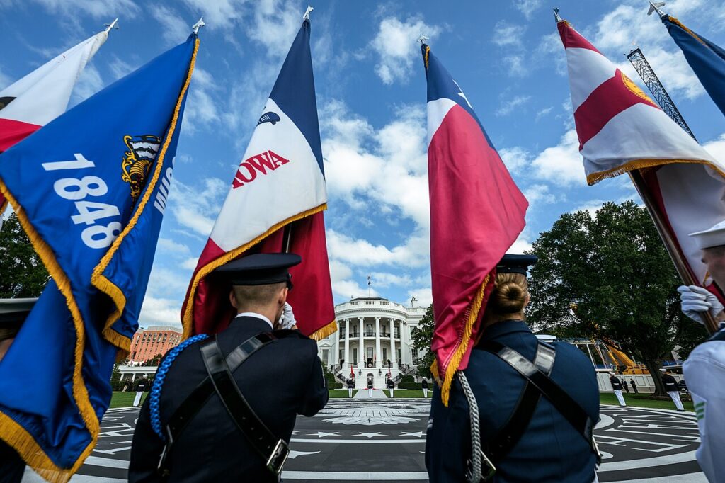 Presiden AS Donald Trump, Ibu Negara Melania Trump, Presiden China Xi Jinping, dan Peng Liyuan berfoto di balkon Blue Room saat upacara penyambutan kenegaraan di South Lawn Gedung Putih, 24 September 2026