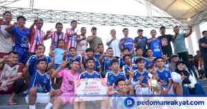 Penyerahan trofi juara turnamen sepak bola se-Kecamatan Wotu Luwu Timur untuk Bawalipu