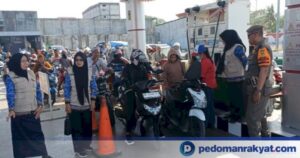 Petugas satgas memantau antrean kendaraan di SPBU saat pengawasan penyaluran BBM bersubsidi