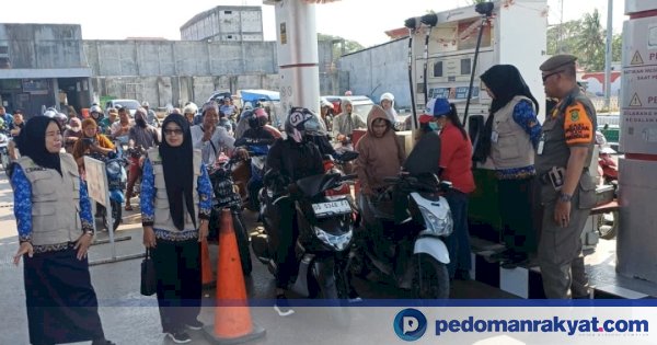 Petugas satgas memantau antrean kendaraan di SPBU saat pengawasan penyaluran BBM bersubsidi