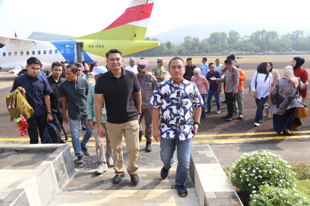 Bupati Luwu Timur menyambut Kapolres baru AKBP Irwan Kurnadi di Bandara Sorowako