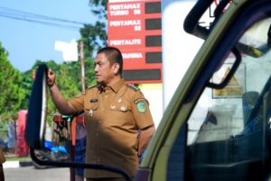 Bupati Luwu Timur memeriksa kendaraan yang mengisi BBM di SPBU Ussu saat penerapan ganjil-genap