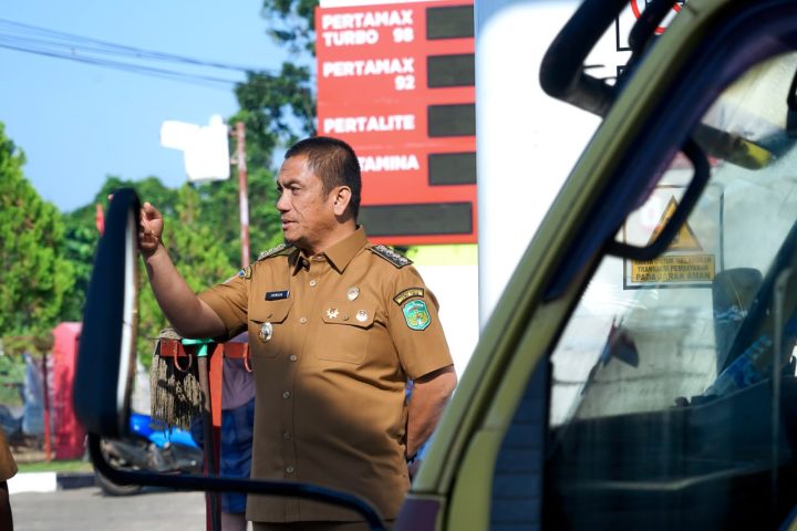 Bupati Luwu Timur memeriksa kendaraan yang mengisi BBM di SPBU Ussu saat penerapan ganjil-genap
