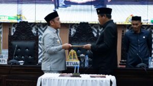 Penyerahan Ranperda APBD 2027 Luwu Timur dalam rapat paripurna DPRD