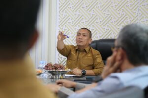 Rapat koordinasi Bupati Luwu Timur bersama pengelola SPBU membahas kesejahteraan operator