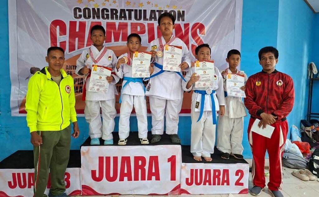 Atlet karate INKAI Luwu Timur berfoto dengan medali hasil Kejurda Karate Palopo, berita lutim