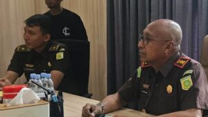 Kepala Kejari Luwu Timur berdialog dengan perwakilan masyarakat soal penegakan hukum dalam berita Lutim