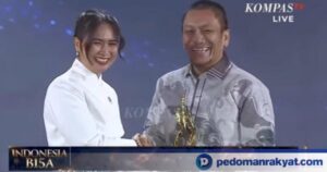 Bupati Luwu Timur menerima penghargaan Daerah Peduli Inovasi Kreatif dari KompasTV di Jakarta