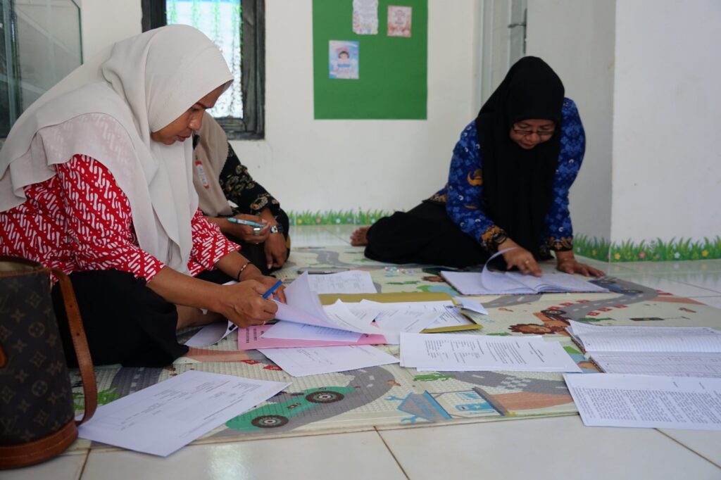 Tim juri menilai perpustakaan desa dalam Lomba Perpustakaan Desa Terbaik Kabupaten Luwu Timur 2026 di Towuti