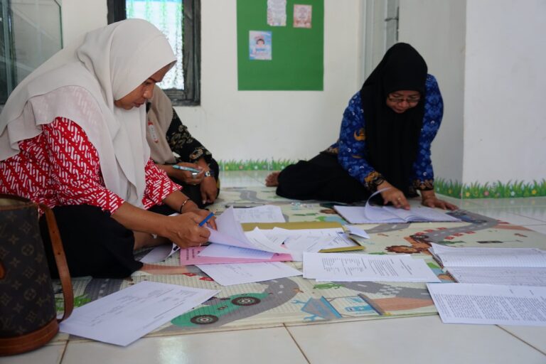 Tim juri menilai perpustakaan desa dalam Lomba Perpustakaan Desa Terbaik Kabupaten Luwu Timur 2026 di Towuti