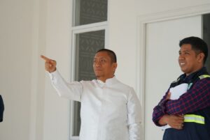 Bupati Luwu Timur meninjau progres renovasi Rujab Bupati dalam berita lutim terbaru
