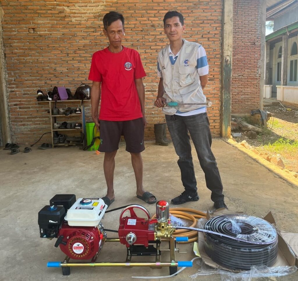 Penyerahan bantuan mesin pompa air untuk petani jagung Desa Pasi-Pasi, berita lutim dari Malili
