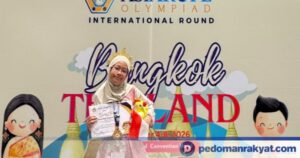 Siswi SD Islam Athirah Bukit Baruga Makassar berfoto dengan medali emas olimpiade bahasa Inggris di Bangkok dalam berita lutim pendidikan