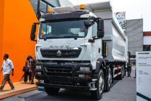 Truk pengangkut material atau dump truck terkait aturan jam operasional angkutan galian, berita lutim