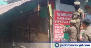 Petugas kecamatan mendampingi pembongkaran lapak usaha di atas fasilitas umum di Jalan Gunung Lompo Battang
