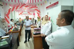 Bupati Luwu Timur meninjau ruang kerja Dinas Kesehatan dalam berita luwu timur terbaru