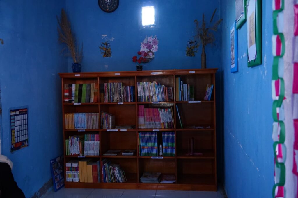 Rak buku perpustakaan desa di Luwu Timur yang dinilai pada Lomba Perpustakaan Desa 2026