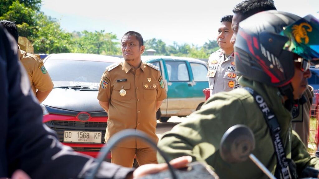 Bupati Luwu Timur memantau antrean kendaraan di SPBU Ussu Malili saat kebijakan ganjil-genap BBM subsidi berlaku