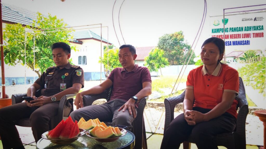 Petani melon Desa Wanasari Angkona Luwu Timur bersama hasil panen