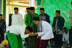 Jamaah menghadiri Maulid Nabi dan Milad ke-23 Ponpes Uswatun Hasanah di Kecamatan Wotu, Luwu Timur