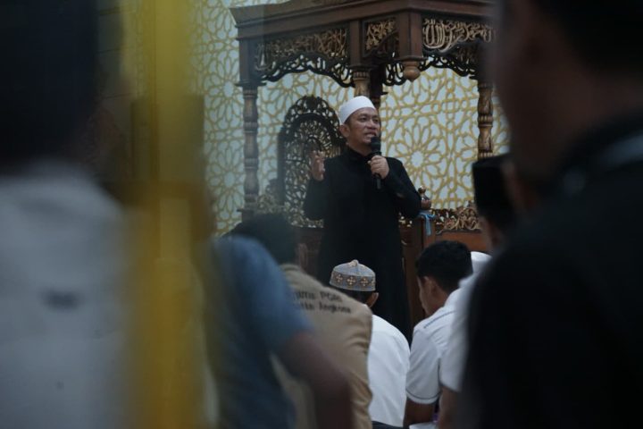 Shalat Subuh berjamaah pelajar dalam program Pejuang Subuh Luwu Timur di Masjid Besar At Taqwa, Desa Solo, Angkona