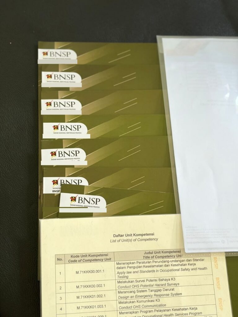 Tumpukan sertifikat dan daftar unit kompetensi BNSP pada pelatihan K3 di Luwu Timur