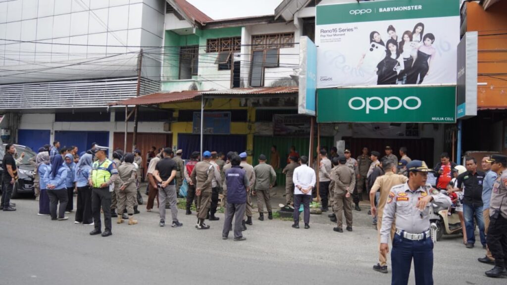 Petugas bersiap mengosongkan ruko aset daerah di kawasan Terminal Dangerakko Palopo dalam berita luwu timur peristiwa