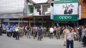 Petugas bersiap mengosongkan ruko aset daerah di kawasan Terminal Dangerakko Palopo dalam berita luwu timur peristiwa