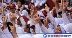 Siswa mengikuti pembelajaran tatap muka di sekolah dalam berita luwu timur soal PTM Maros