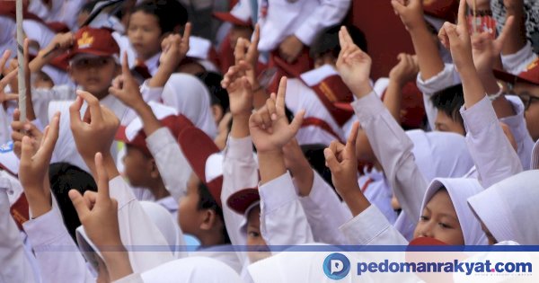 Siswa mengikuti pembelajaran tatap muka di sekolah dalam berita luwu timur soal PTM Maros