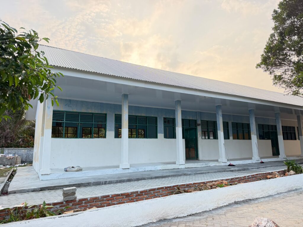Progres revitalisasi ruang kelas SMPN 2 Burau Luwu Timur yang mencapai 80 persen