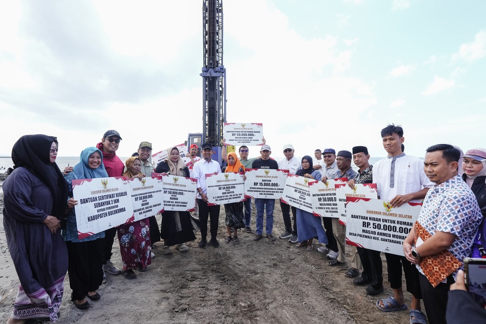 Berita Luwu Timur: penyerahan bantuan keuangan Rp17 miliar untuk Bulukumba di Pantai Merpati