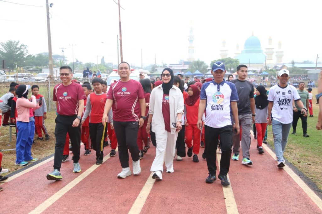 Warga Sorowako mengikuti jalan santai dalam roadshow Sabtu Sehat Juara di Kecamatan Nuha, Luwu Timur