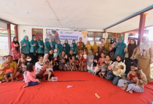 Pembagian makanan bergizi gratis bagi ibu hamil dan balita oleh kader TP PKK Kota Makassar