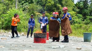 Peserta pelatihan keluarga tanggap bencana alam di Luwu Timur
