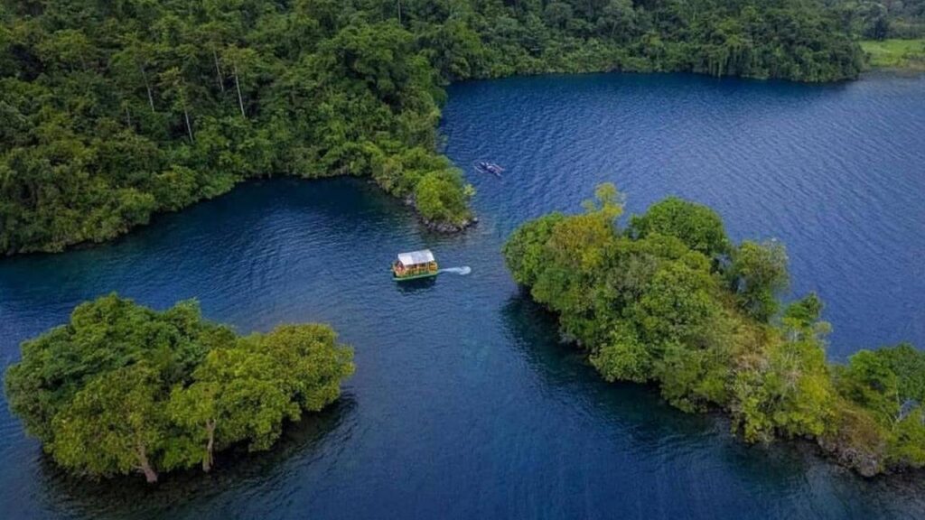 Panorama Danau Matano, destinasi luwu timur yang diusulkan menjadi Geopark Nasional