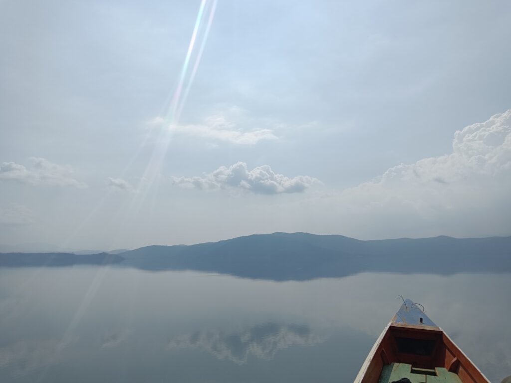 Perairan Danau Mahalona yang jernih di Kecamatan Towuti, salah satu destinasi luwu timur berstatus taman wisata alam